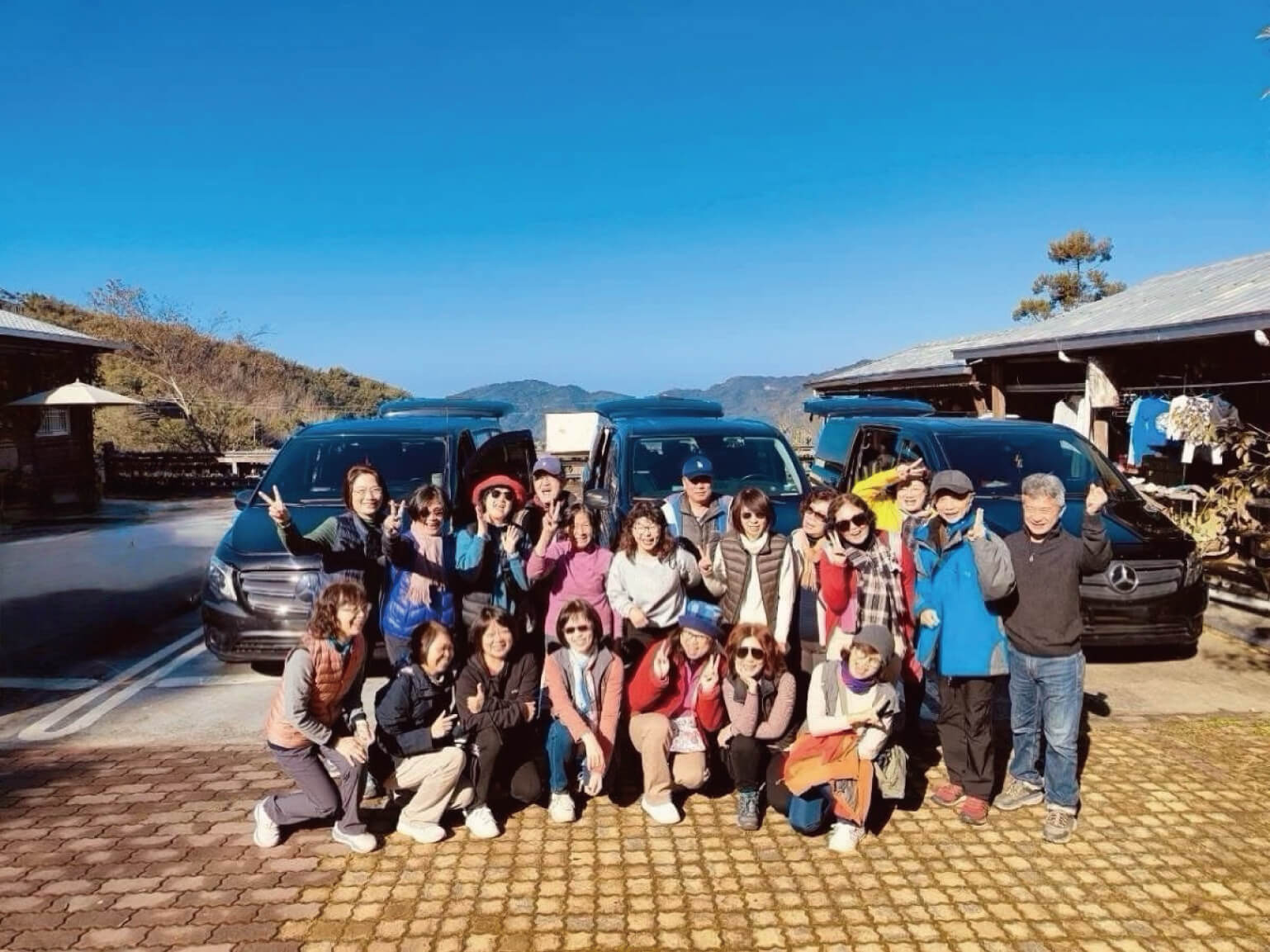 賓士九人座車內