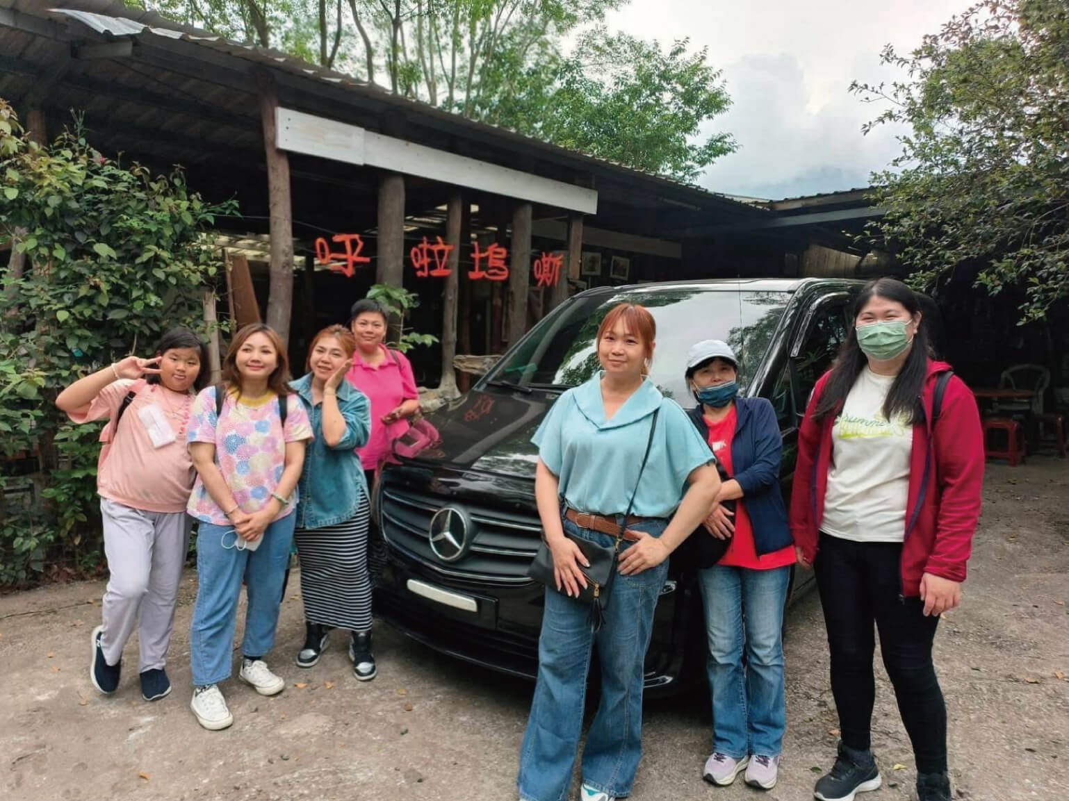 賓士九人座外觀